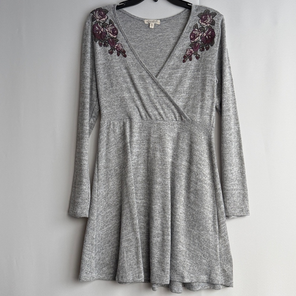 Ultra Flirt Gray Knit Floral Embroider Detail Look Dress Size L – Soft & Flowy